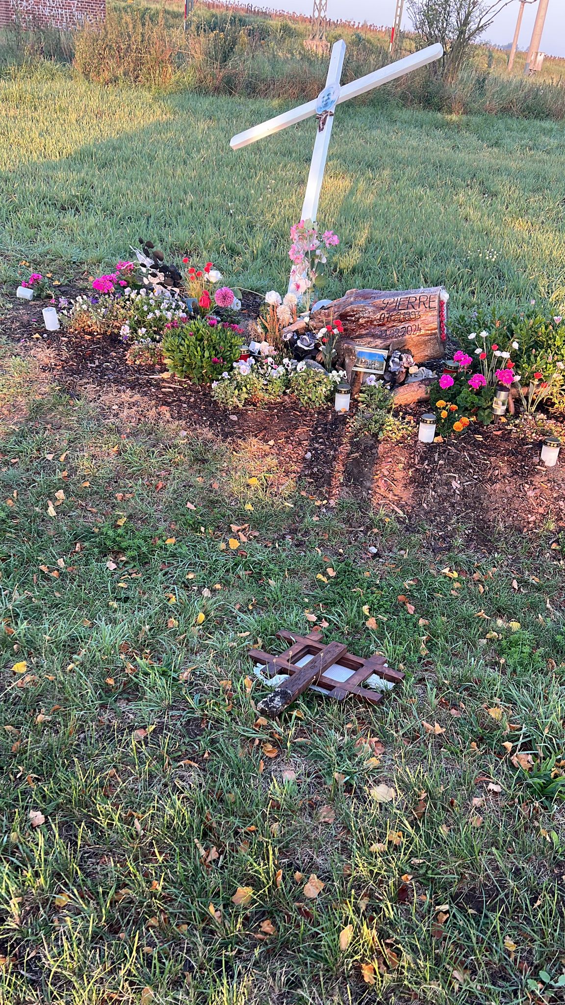 Gedenkstätte nahe Bahnhof Sachsendorf verwüstet